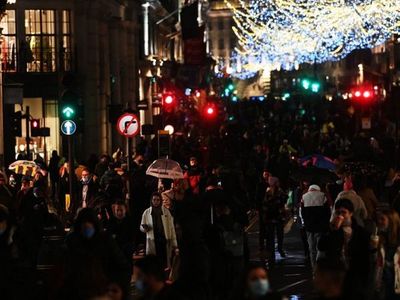 Nueva variante de Covid lleva al Reino Unido a encerrarse en Navidad