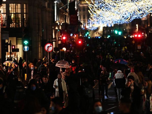 Nueva variante de Covid lleva al Reino Unido a encerrarse en Navidad