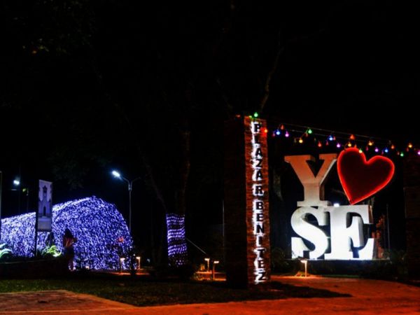 Santa Elena se luce con túnel navideño y foquitos multicolores