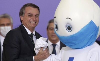 HOY / Bolsonaro dice que prisa por la vacuna no se justifica en Brasil