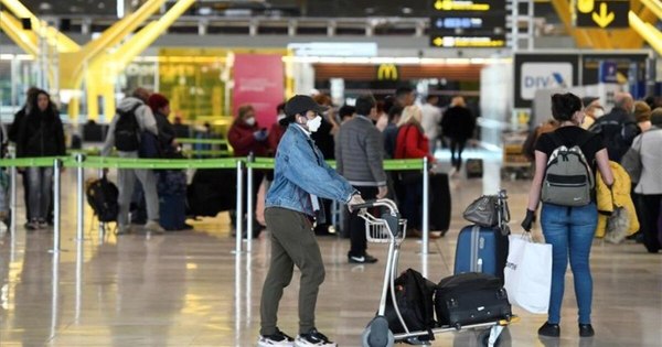 La Nación / Holanda suspende los vuelos procedentes de Reino Unido para frenar “mutación” del COVID-19