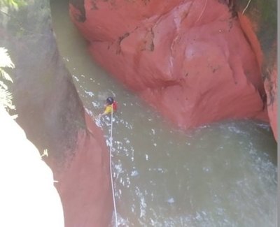 Crónica / Bombero se fracturo buscando a joven llevado por el raudal