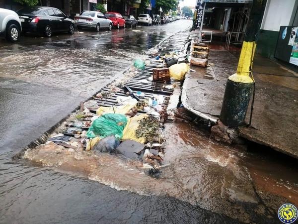 Céntrico desagüe taponado por basura •