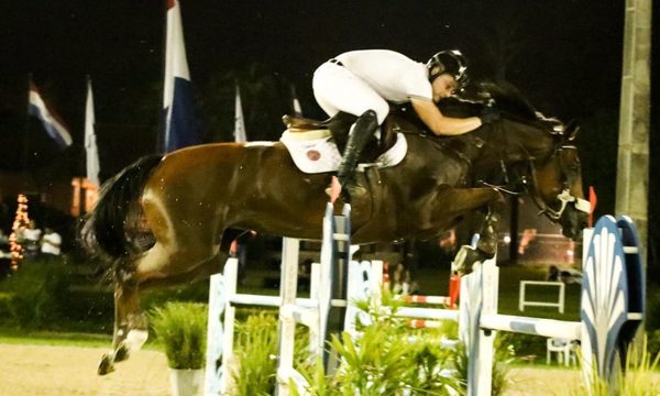 Fabrizio Caffarena, el gran campeón del Nacional de Salto