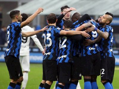 Achraf y Lukaku presionan al Milan