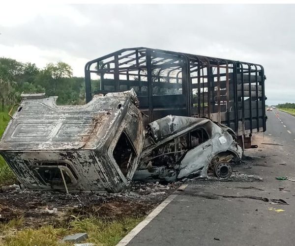 Padre, madre e hija mueren calcinados tras un mortal choque contra transganado