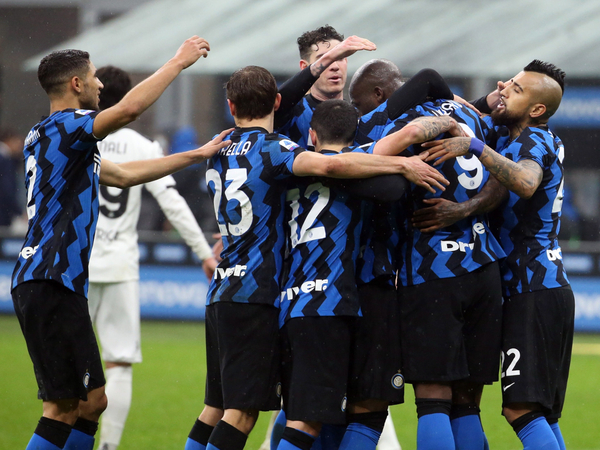 Inter vence y se mantiene cerca del Milan
