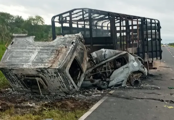 Familia fallece calcinada tras choque en Presidente Hayes - Noticiero Paraguay