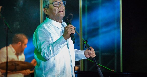 La Nación / Mejora la salud de Armando Manzanero