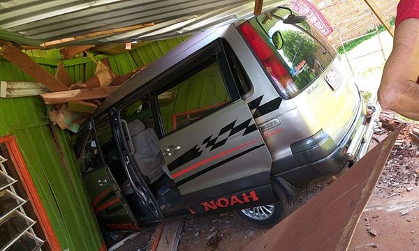 Menor al volante provoca accidente