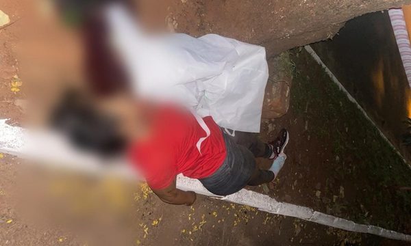 Mujer fallece tras chocar con su motocicleta contra un árbol