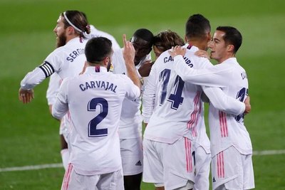 Real Madrid gana al Eibar y alcanza al Atlético en la cima