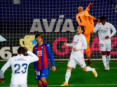 Real Madrid triunfa y alcanza al Atlético