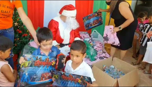 Papá Noel entregó juguetes a niños del Comedor Pa’i Galí