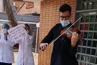 Crónica / Violinista ofrece su música a los pacientes