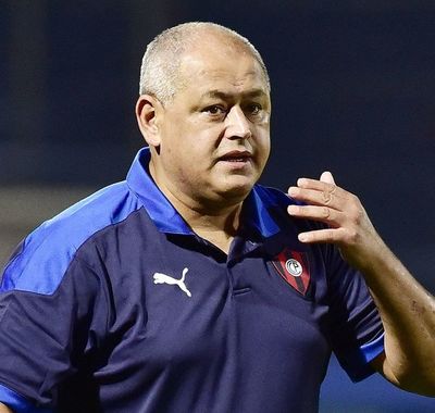 Con el técnico en el banco - Fútbol - ABC Color
