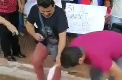 El diputado Jorge Britez quema tapabocas en el Este