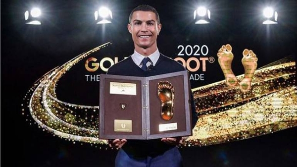 HOY / Cristiano recibe el Golden Foot: "Daré siempre lo mejor para seguir marcando"