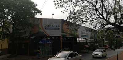 Empleados de conocido supermercado protestan para cobrar salario