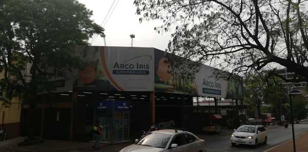 Empleados de conocido supermercado protestan para cobrar salario