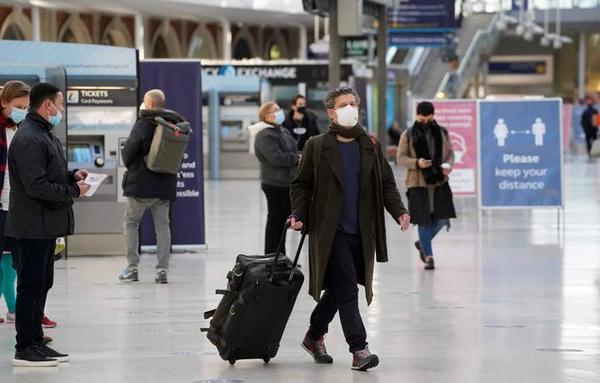Temor ante nueva cepa de coronavirus: Países europeos cancelan vuelos desde Reino Unido