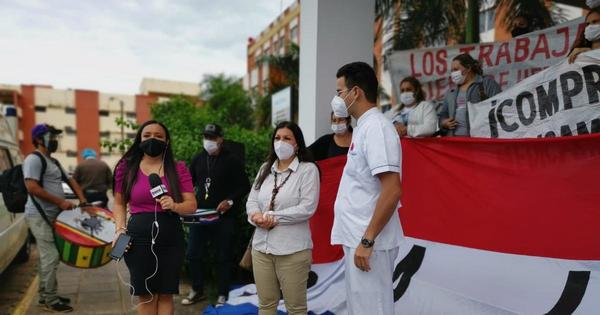 Funcionarios del Hospital de Clínicas exigen una interpelación a Julio Mazzoleni