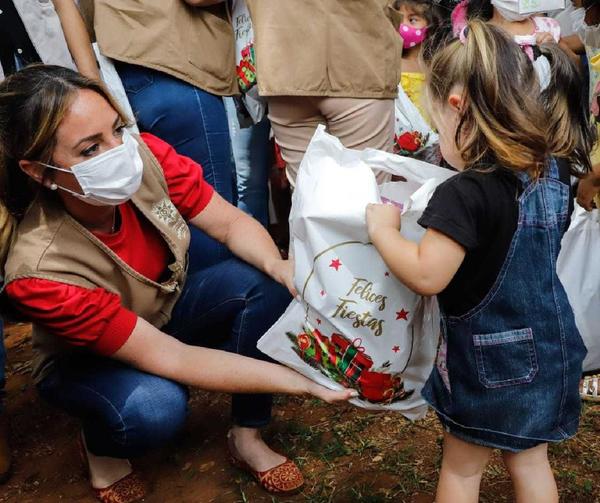 Más de 11.400 niños reciben un “Regalo de Amor” mediante campaña de la Primera Dama - El Trueno