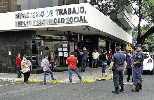 Trabajo recibe 7.000 pedidos de suspensión laboral prolongada hasta el 2021