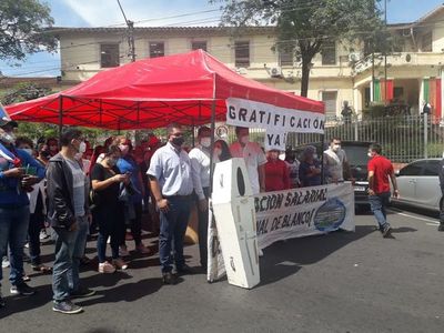 Funcionarios de Clínicas piden interpelación de Mazzoleni por falta de insumos y pago de gratificaciones - Nacionales - ABC Color