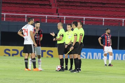 Éber Aquino, orgulloso por dirigir su quinto clásico consecutivo