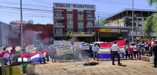 Nueva protesta de comerciantes de Encarnación y quema simbólica de un árbol de Navidad - ADN Digital