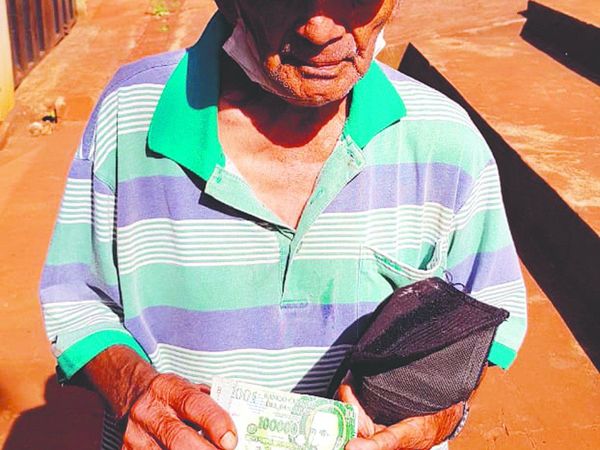 Le jodieron a abuelito vendedor de bingos, pero la solidaridad no se hizo esperar