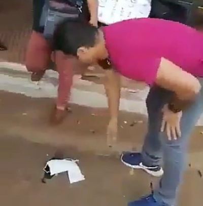 Diputado quema tapabocas en una bochornosa manifestación - Nacionales - ABC Color