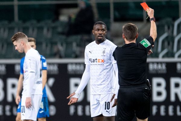 La ejemplar sanción que recibirá un futbolista del Mönchengladbach por escupir a su rival - Megacadena — Últimas Noticias de Paraguay