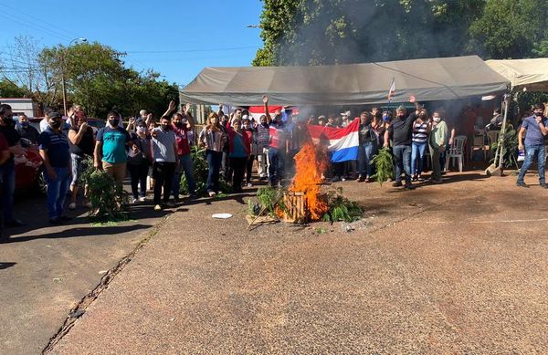 Encarnación: comerciantes protestan quemando un árbol de navidad | OnLivePy