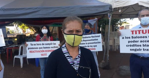 La Nación / Sin respuestas del Gobierno: comerciantes encarnacenos continúan protesta