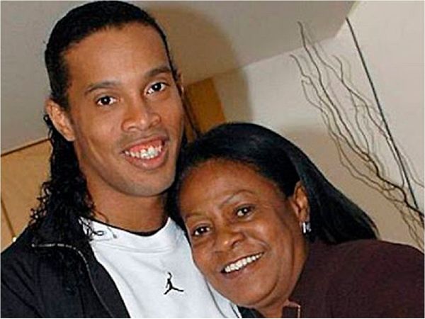 Ronaldinho pide oraciones por su madre hospitalizada por Covid-19