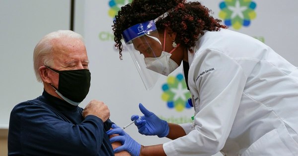 La Nación / El presidente electo de EEUU, Joe Biden, recibe vacuna contra el COVID-19