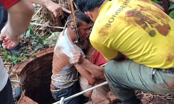 Hombre se lanzó a un profundo pozo para salvar a su perro