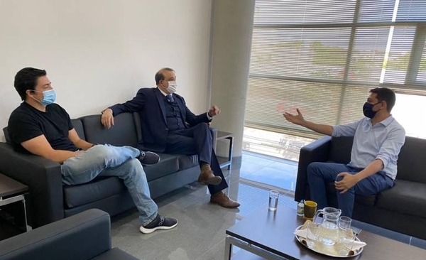 HOY / Tras reunión con autoridades logran frenar presentación de quiebra de 150 canchas sintéticas