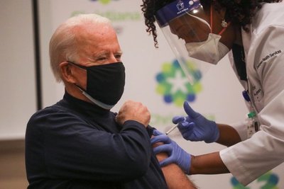 Joe Biden recibió la vacuna de Pfizer contra el coronavirus - Megacadena — Últimas Noticias de Paraguay
