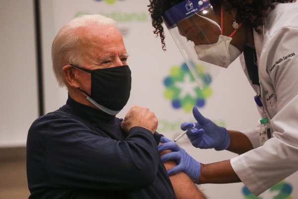 Joe Biden recibió la vacuna de Pfizer contra el coronavirus - Megacadena — Últimas Noticias de Paraguay