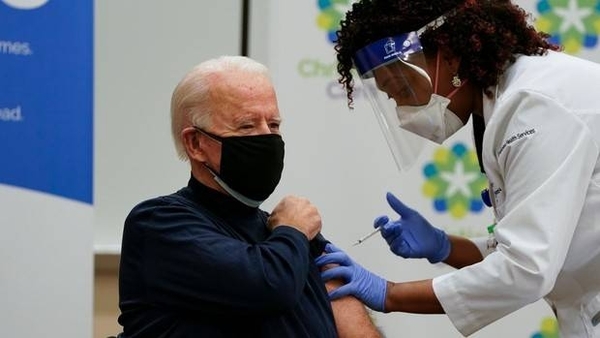 HOY / Biden recibe la vacuna contra el COVID-19 en público