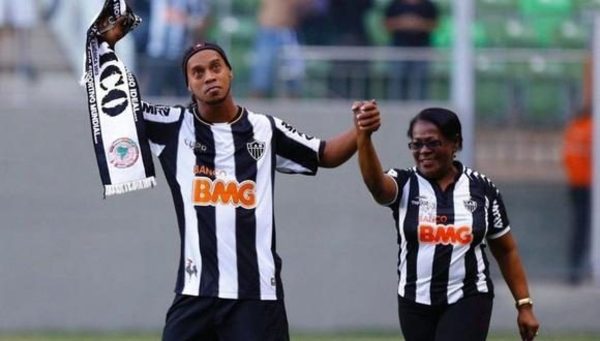 Ronaldinho clama oraciones por su madre, quien se encuentra internada por COVID-19 - Megacadena — Últimas Noticias de Paraguay