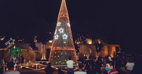 La Nación / San Juan Nepomuceno: encienden árbol navideño con más de 10.000 luces led