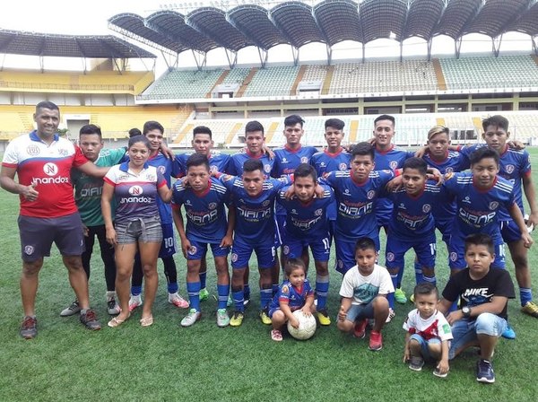 Crónica / Hoy tiene su propia academia de fútbol en Perú