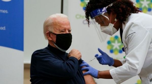 Biden recibe la vacuna contra el COVID-19 en público