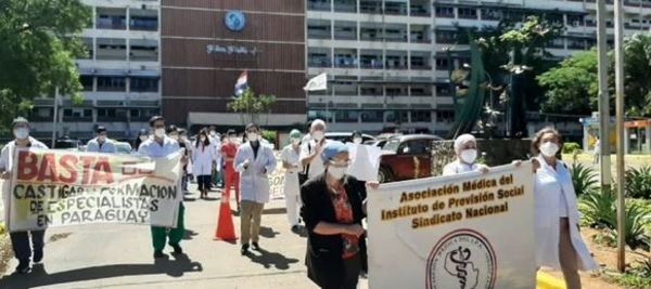 Médicos del IPS podrían ir a huelga general ante exclusión de periodo de residencia para nombramientos » Ñanduti