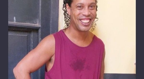 Ronaldinho pide oraciones por su madre internada con coronavirus