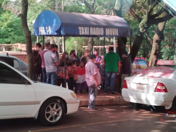 Empleados de conocido supermercado se manifestaron para cobrar sus salarios